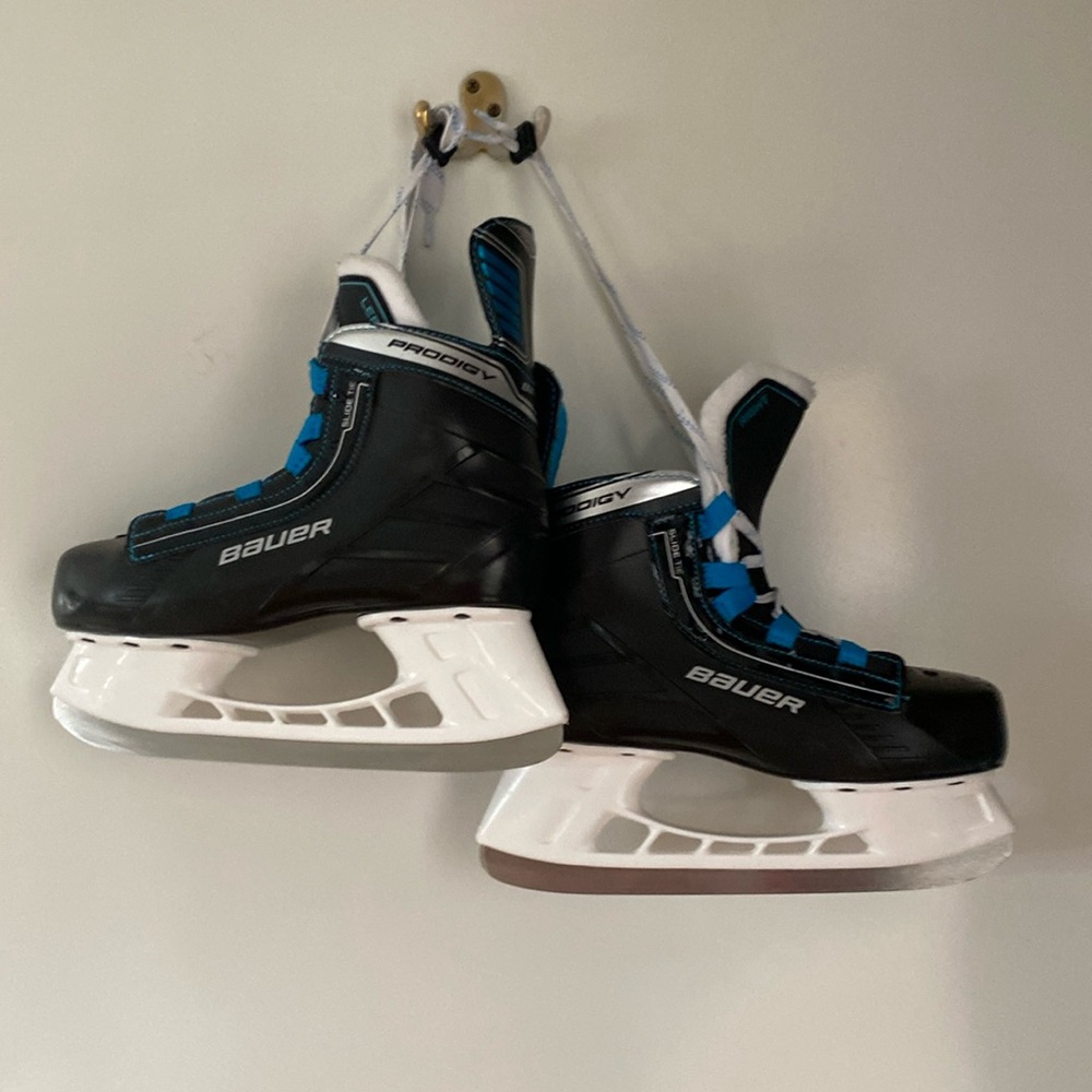 Bauer Prodigy boys ice skates .